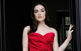 Красивая брюнетка актриса Люси Хейл в красном платье