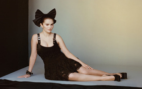 Красивая девушка актриса Селена Гомес в черном платье