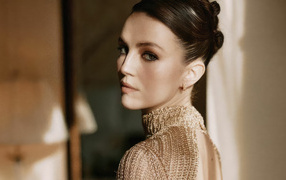 Красивая молодая актриса Элла Хант