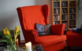 Большое красное кресло в комнате