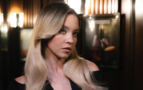 Голубоглазая блондинка актриса Сидни Суини