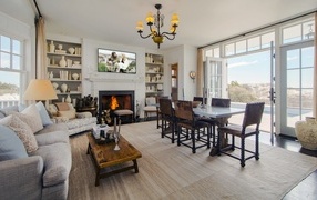 Светлая просторная гостиная с камином и выходом на террасу в загородном особняке