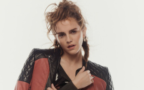 Кареглазая актриса Эмма Уотсон в куртке