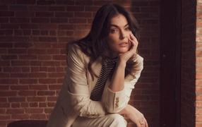 Канадская актриса Серинда Суон в белом костюме