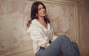 Канадская актриса Серинда Суон сидит у стены