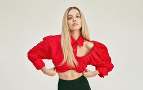 Милая блондинка актриса Сидни Суини в красной блузке