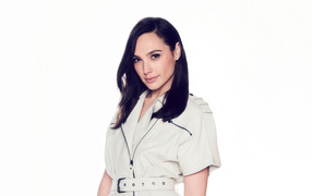 Милая улыбающаяся кареглазая актриса Галь Гадот на белом фоне