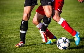 Футболисты играют в футбол на поле