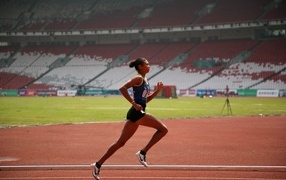 Девушка бегун на стадионе