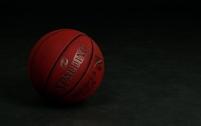 Большой кожаный баскетбольный мяч на сером фоне