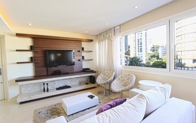 Большой белый диван в гостиной комнате