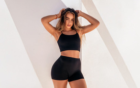 Популярная девушка Соммер Рэй в черном спортивном костюме