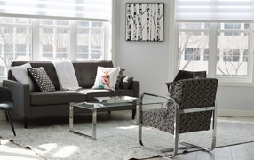 Комната с окнами и диваном  