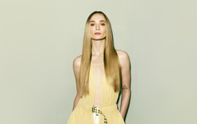 Худая девушка актриса Софи Тёрнер у стены