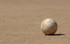 Футбольный мяч на песке 