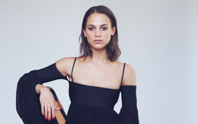 Шведская актриса Алисия Викандер в черном наряде