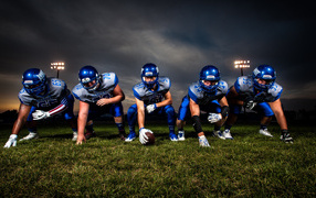 Команда игроков в американский футбол на поле