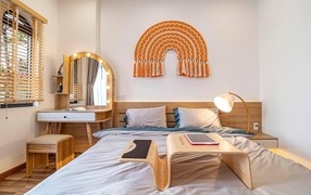 Деревянная мебель в спальне с узором на стене