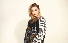 Молодая девушка блондинка актриса Хлоя Грейс Морец