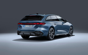 Вид сзади на автомобиль Audi A5 Avant TFSI quattro S line 2024 года на сером фоне