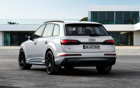Вид сзади на автомобиль Audi Q7 55 TFSI E Quattro 2024 года