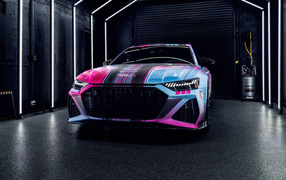 Автомобиль Audi RS6  на зарядке