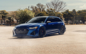 Синий автомобиль Audi RS6 Avant