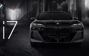 Вид спереди на автомобиль BMW i7