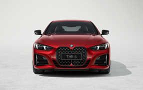 Вид спереди на красный автомобиль BMW 430i Coupé M Sport 2024 года