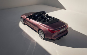 Вид сверху на автомобиль BMW M4 Competition M xDrive Cabrio 2024 года