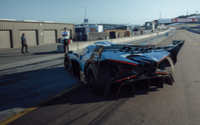 Вид сзади на гоночный автомобиль Bugatti Bolide 100-year Anniversary Edition 2024 года