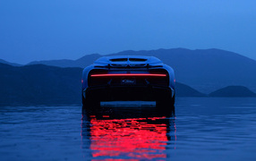 Вид сзади на автомобиль Bugatti Unveils Chiron LUltime