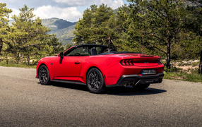 Вид сзади на автомобиль Ford Mustang GT Convertible 2024 года