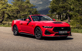 Красный кабриолет Ford Mustang GT Convertible 2024 года