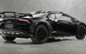 Вид сзади на автомобиль Mansory Lamborghini Huracán Sterrato 2024 года