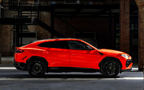 Вид сбоку на красный внедорожник Lamborghini Urus