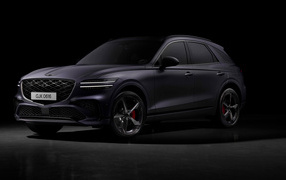 Автомобиль Genesis GV70 Sport 2024 года на черном фоне
