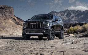 Большой внедорожник GMC Yukon Denali Ultimate 2025 года в горах