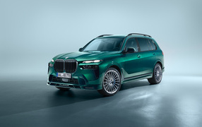 Зеленый внедорожник Alpina XB7 Manufaktur Black Line 2024  года на сером фоне