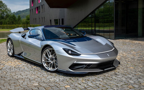 Серебристый автомобиль Pininfarina Battista Prototipo
