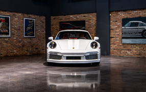 Автомобиль Porsche 911 Sport Classic  вид спереди