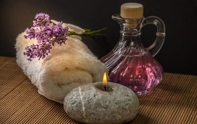 Ароматное масло со свечой, полотенцем и веточкой лаванды