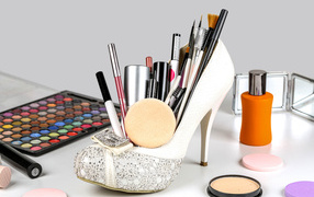 Женские белые туфли наполнены косметикой