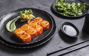 Запеченные роллы на тарелке с васаби