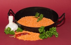 Бобы с чесноком и петрушкой на красном фоне