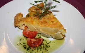 Запеканка на тарелке с помидорами