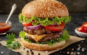 Гамбургер крупным планом на столе со специями