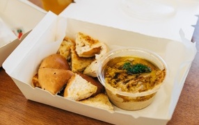 Хумус с хлебом на столе