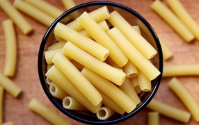 Большие макароны ригатони крупным планом