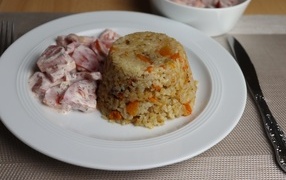 Рис с салатом на большой белой тарелке